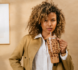 travel cup leopard tenu par une jeune femme