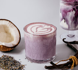 getränk auf basis von kokosmilch und lavender barista latte