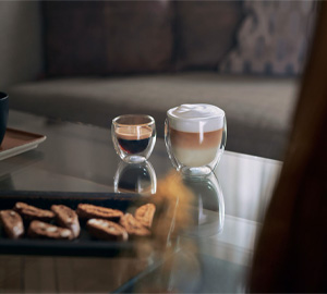 Kaffeemaschine mit Mahlwerk und Milchsch&auml;umer 